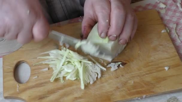 Koch Schneidet Frischen Kohl Mit Messer — Stockvideo