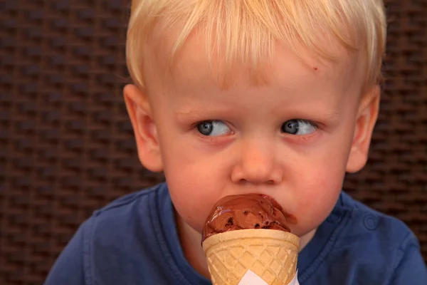 Gutten nyter en iskrem – stockfoto