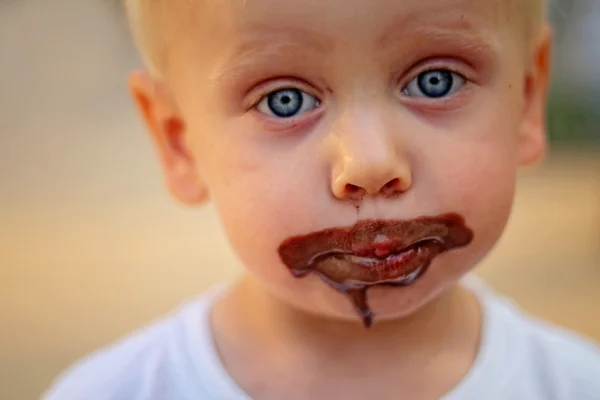 Pojken äta en glass — Stockfoto