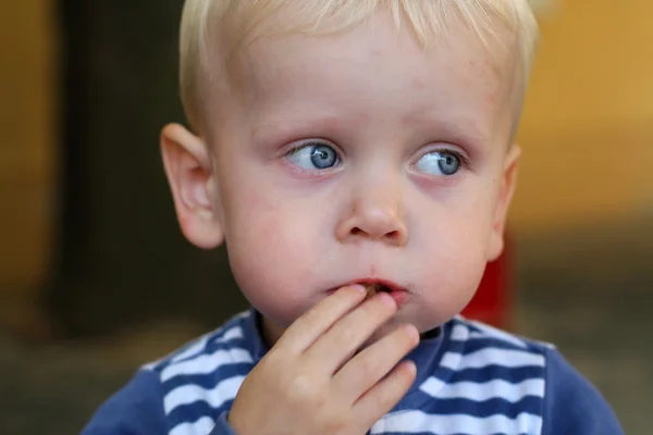 Comer niño — Foto de Stock