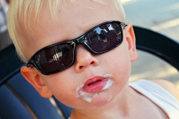 Rapaz a comer um gelado — Fotografia de Stock