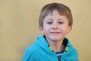 gülümseyen bir çocuk