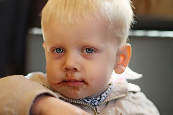 Menino comendo croissant — Fotografia de Stock