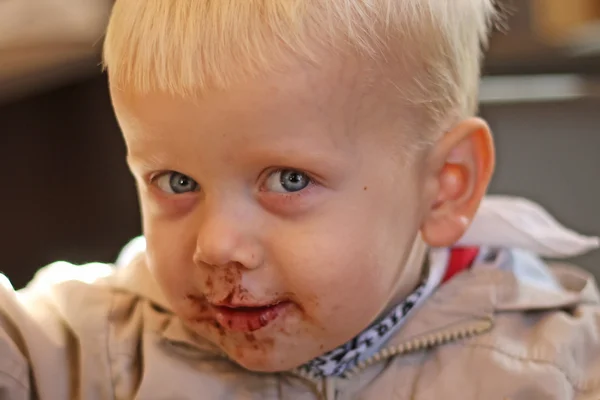 Chłopiec jedzenia ciasteczko i uśmiechnięty. szczelnie-do góry — Zdjęcie stockowe