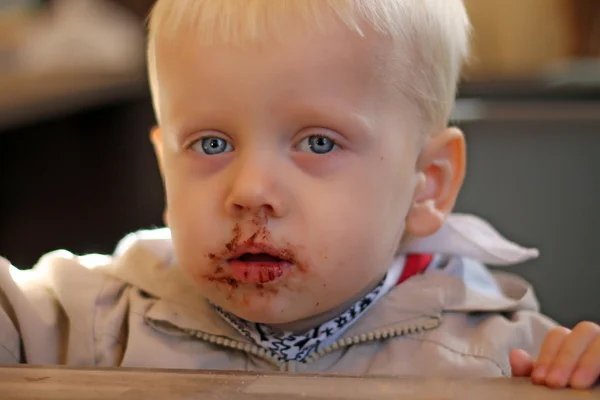 En pojke njuter cookie — Stockfoto