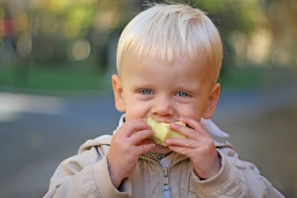 リンゴを楽しむ少年 — ストック写真