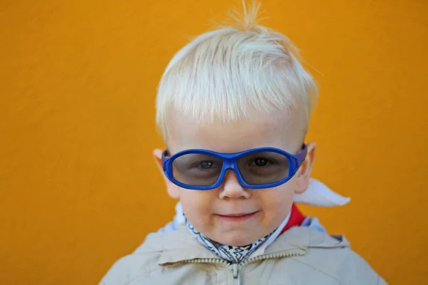 Jongen draagt 3d bril en hij glimlacht — Stockfoto