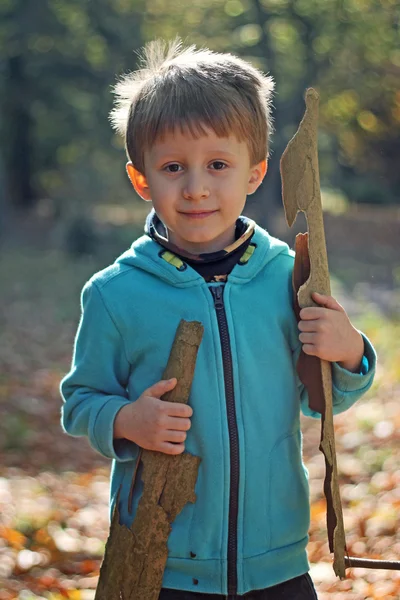 Ein Junge spielt im Herbst — Stockfoto