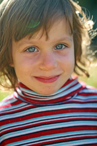 Souriante fille dans la lumière du soleil — Photo