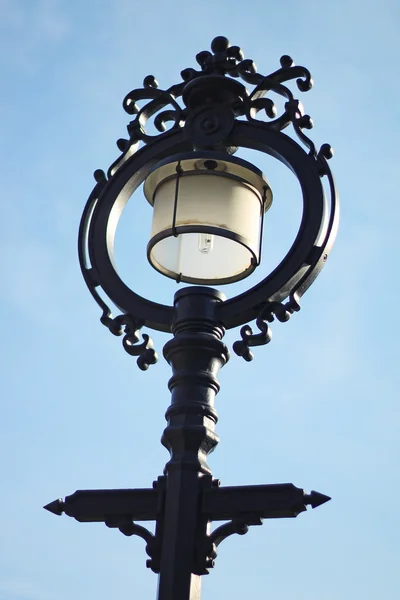 Lâmpada de rua velha no céu azul — Fotografia de Stock