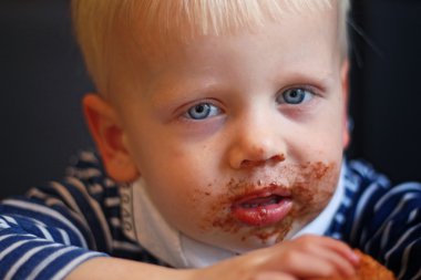 bir çocuk çikolata sever