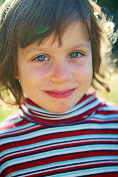 Menina bonita na luz do sol — Fotografia de Stock
