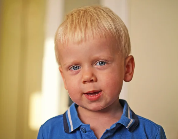 Een jongen is waggish — Stockfoto