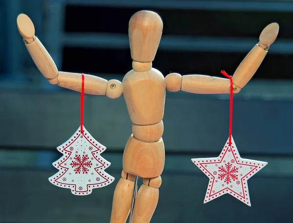 The puppet holds Christmas decor — Stock Photo, Image
