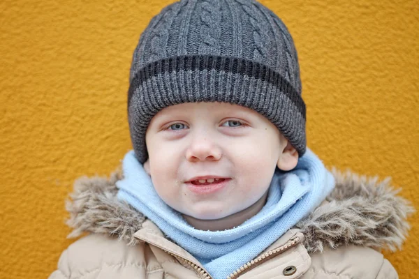 Il ragazzo sta sorridendo — Foto Stock