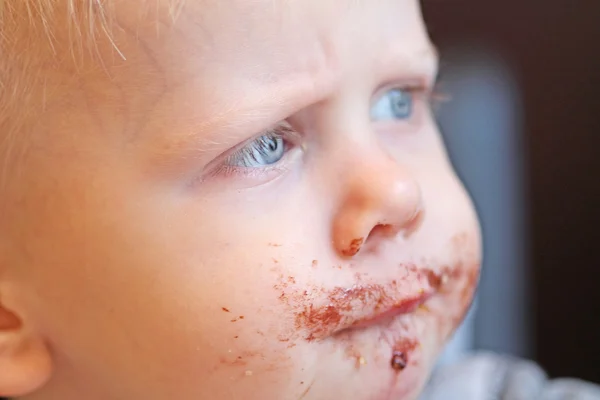 The boy stained his mouth — Stock Photo, Image