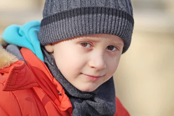 De jongen is op zoek naar de camera — Stockfoto