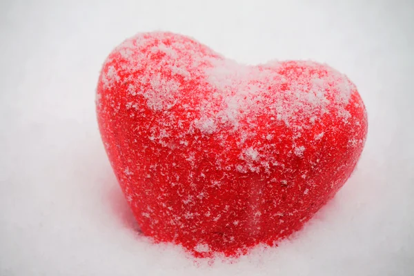 Corazón rojo en las nevadas —  Fotos de Stock