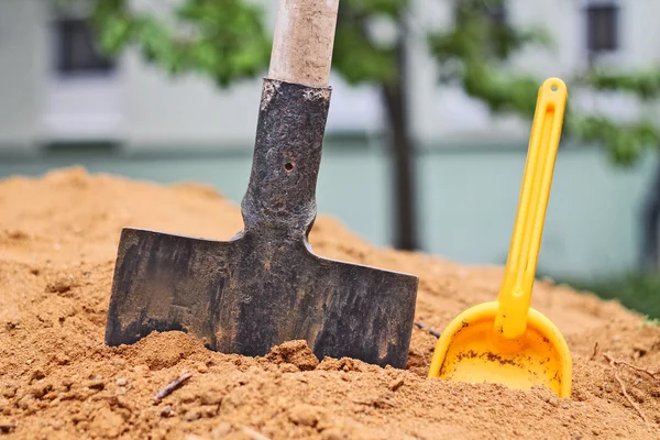 De spade en gele duw Stockfoto