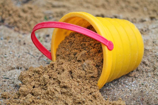 Seau jaune dans le bac à sable Photos De Stock Libres De Droits