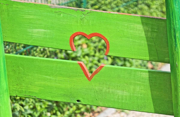 绿色围墙上的红色的心 — 图库照片