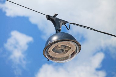 Mavi gökyüzündeki sokak lambası