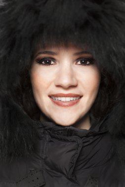 siyah kukuleta ile güzel bir kadın