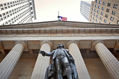 Federal Binası, heykel George washington