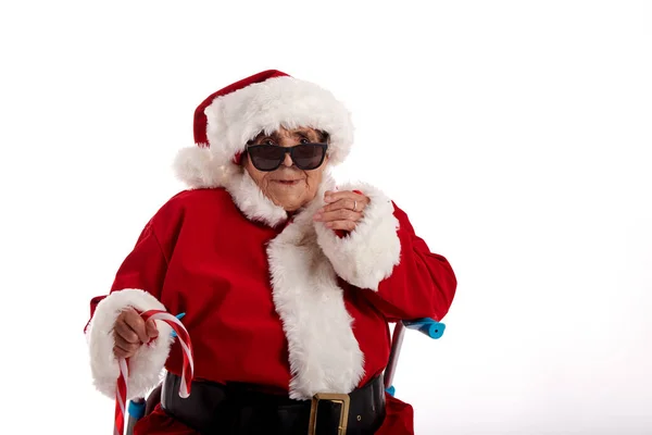 Starsza Kobieta Przebrana Świętego Mikołaja Białym Tłem — Zdjęcie stockowe