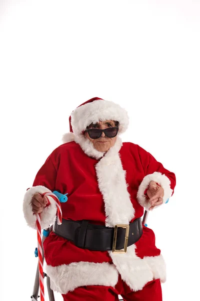 Eine Alte Frau Als Weihnachtsmann Mit Weißem Hintergrund — Stockfoto