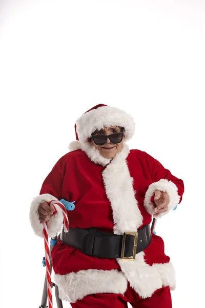 Eine Alte Frau Als Weihnachtsmann Mit Weißem Hintergrund — Stockfoto