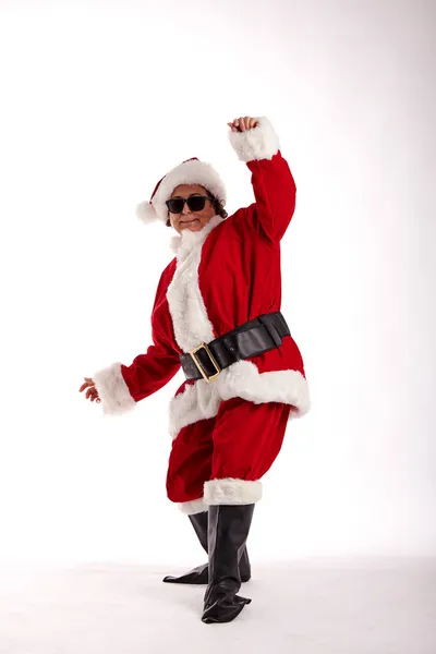 Donna Matura Vestita Babbo Natale Con Occhiali Sole Sfondo Bianco — Foto Stock