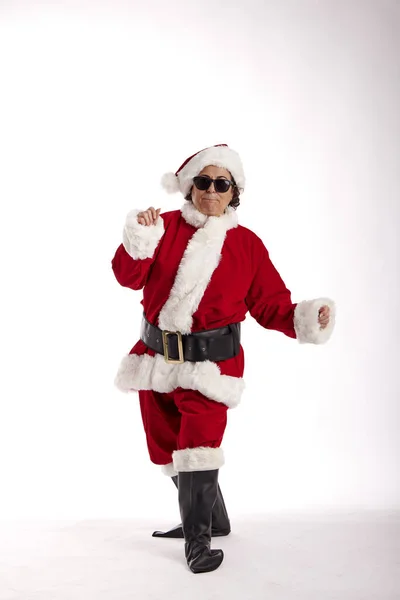 Reife Frau Als Weihnachtsmann Mit Sonnenbrille Auf Weißem Hintergrund — Stockfoto