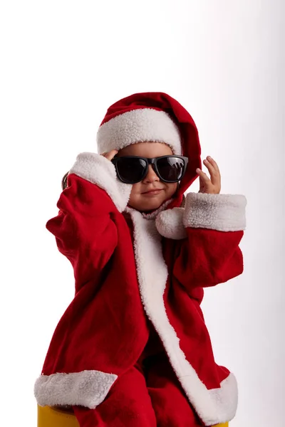 Маленькая Девочка Одетая Санта Клаус Белом Фоне — стоковое фото
