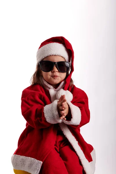 Uma Menina Vestida Papai Noel Fundo Branco — Fotografia de Stock