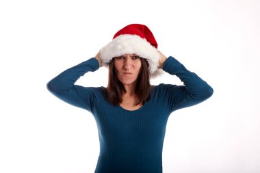 Beyaz arka planda Noel Baba şapkalı genç bir kızın portresi.