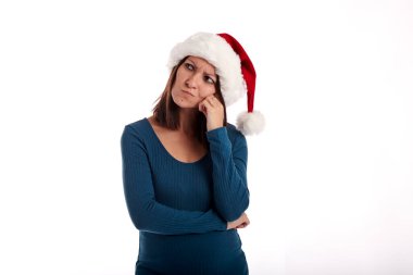 Beyaz arka planda Noel Baba şapkalı genç bir kızın portresi.