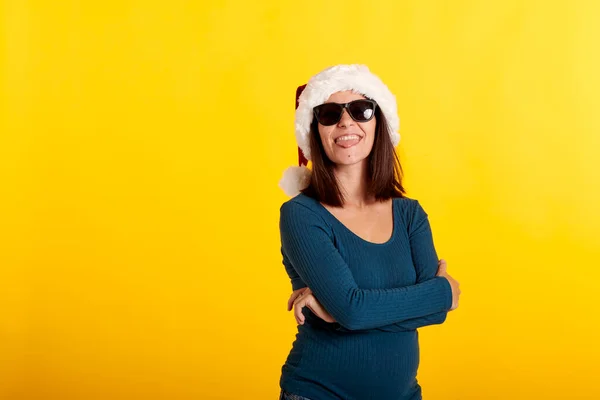 Молодая Девушка Шляпе Санта Клауса Жёлтым Фоном — стоковое фото