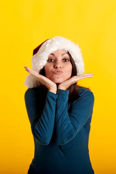 Uma Menina Chapéu Papai Noel Com Fundo Amarelo — Fotografia de Stock