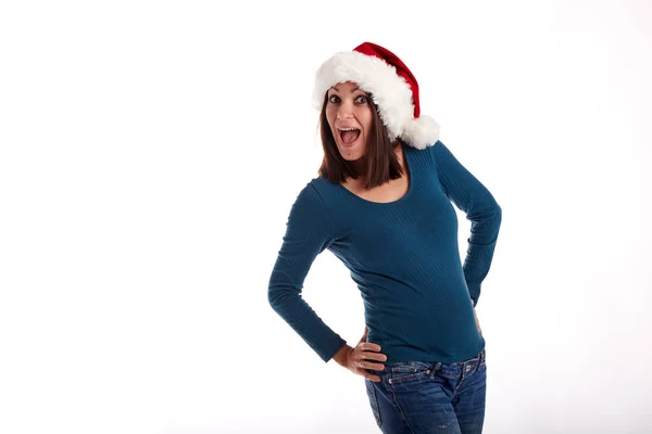 Beyaz arka planda Noel Baba şapkalı genç bir kızın portresi.