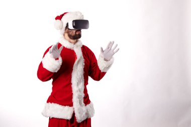 Beyaz arka planda sanal gerçeklik gözlüklü Noel Baba