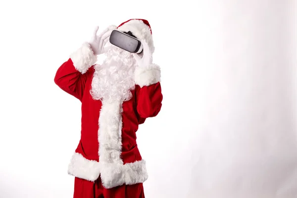 Kerstman Met Virtual Reality Bril Een Witte Achtergrond — Stockfoto