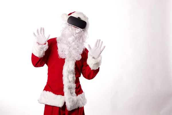 Kerstman Met Virtual Reality Bril Een Witte Achtergrond — Stockfoto