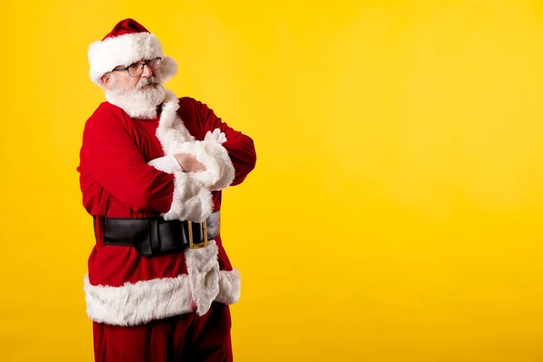 Kerstman Met Gekruiste Armen Een Gele Achtergrond — Stockfoto