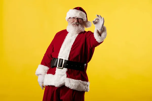 Noel Baba Sarı Arka Planda Iyi Bir Jest Yapıyor — Stok fotoğraf