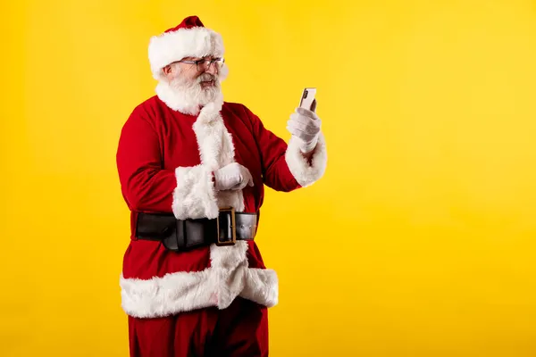 Santa Claus Tomando Una Selfie Con Teléfono Móvil Sobre Fondo —  Fotos de Stock