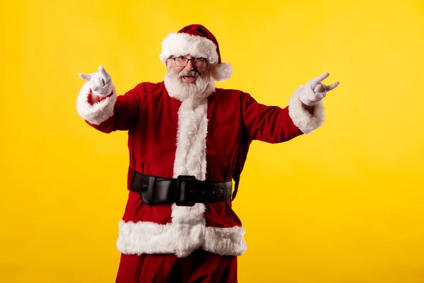 Święty Mikołaj Robi Rockowy Gest Żółtym Tle — Zdjęcie stockowe