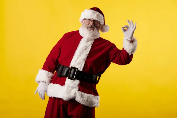 Der Weihnachtsmann Macht Die Geste Auf Gelbem Hintergrund — Stockfoto