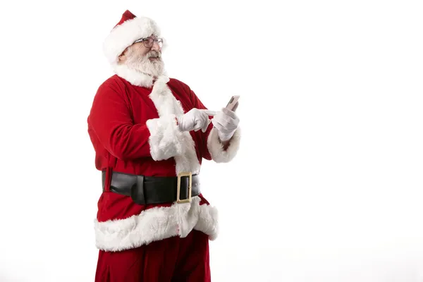 Santa Claus Pomocą Telefonu Komórkowego Białym Tle — Zdjęcie stockowe