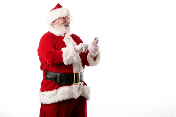 Santa Claus Usando Teléfono Móvil Sobre Fondo Blanco —  Fotos de Stock